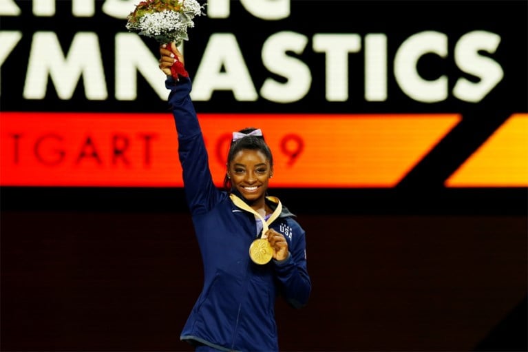 Simone Biles dikt medaillerecord nog wat aan en wint ook wereldtitels op balk en grond