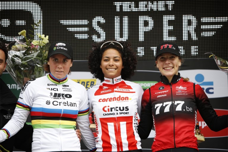 Vrouw-in-vorm Carmen Alvarado demonstreert tijdens de Superprestige in Gieten, Sanne Cant is de beste van de rest