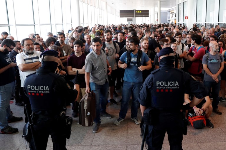 Duizenden betogers trekken door Barcelona: 'Spanje is een dictatuur'