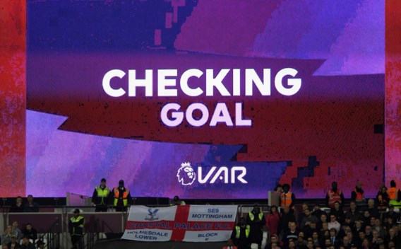 Nederlandse voetbalfans krijgen uitleg van VAR via schermen