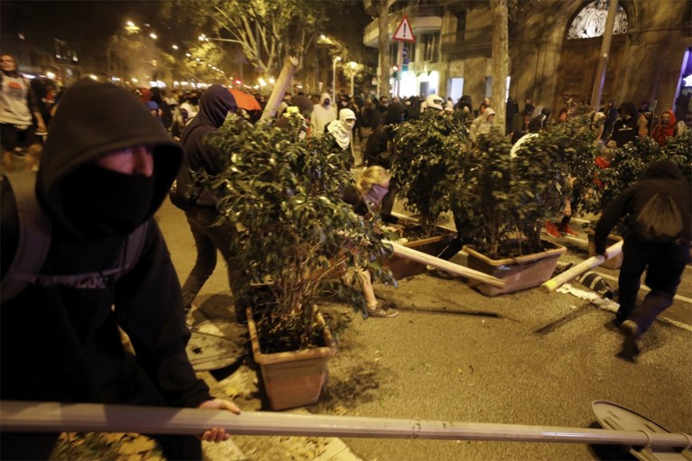 Catalaanse president vraagt  'onmiddellijke' stopzetting van het geweld