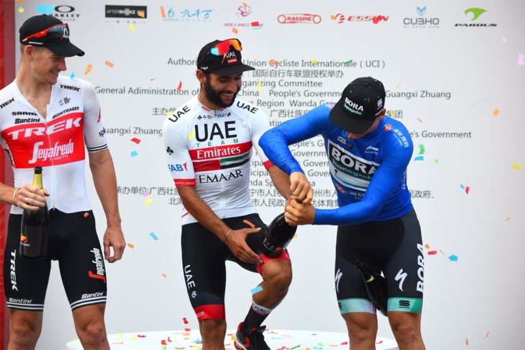 Fernando Gaviria juicht opnieuw in China na oppermachtige sprint