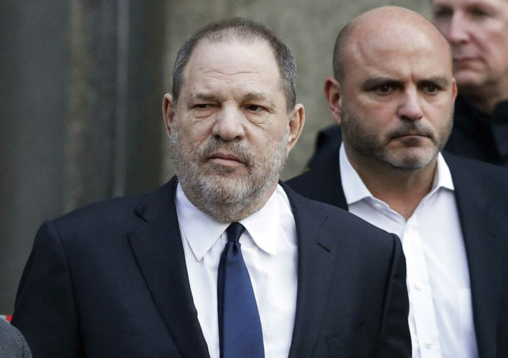 Vrouwen die protesteren tegen Weinstein uit bar gegooid