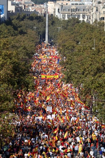 Tienduizenden betogen in Barcelona tegen afscheuring van Catalonië