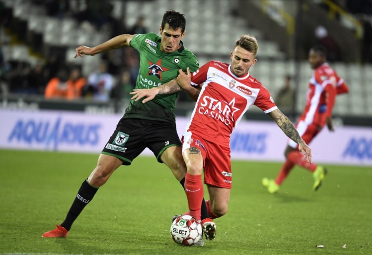 Charleroi knokt zich met tien man voorbij KV Oostende
