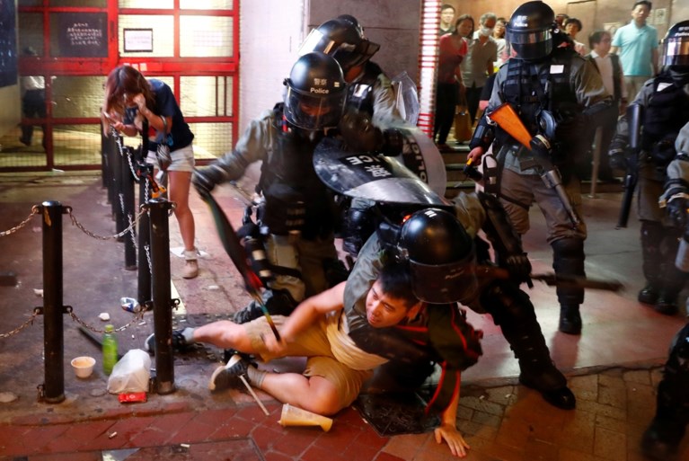 Politie zet traangas en waterkanon in tegen manifestanten in Hongkong