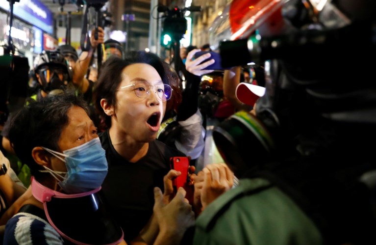 Politie zet traangas en waterkanon in tegen manifestanten in Hongkong
