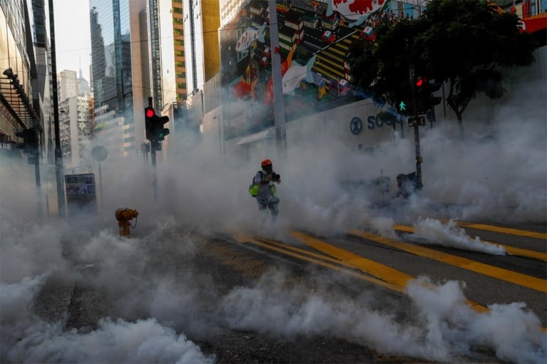 Politie zet traangas en waterkanon in tegen manifestanten in Hongkong