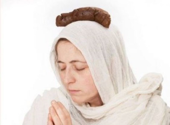 Tielt verbiedt affiche van biddende kunstenares met drol op het hoofd: ‘Pure censuur’