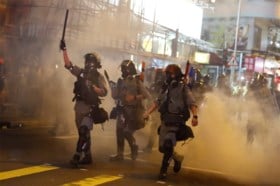 Politie zet traangas en waterkanon in tegen manifestanten in Hongkong