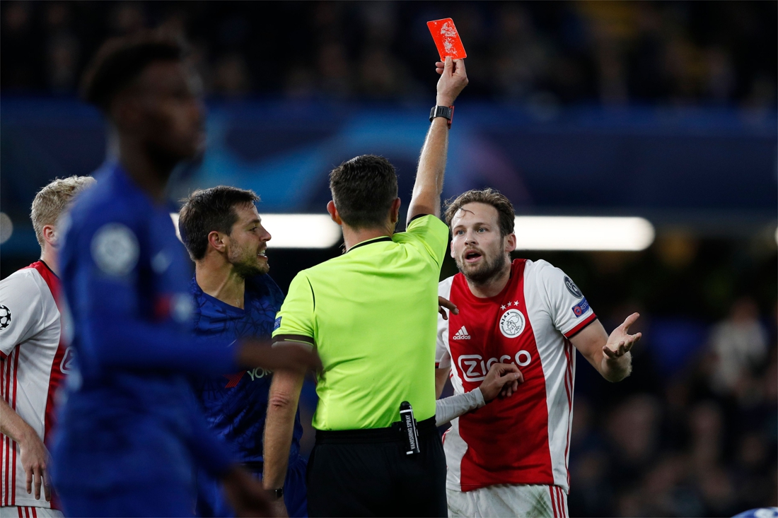 Ajax krijgt twee rode kaarten en penalty tegen in één fase