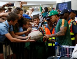 Groot jolijt bij aankomst Zuid-Afrikaans rugbyteam: luchthaven gevuld met fans