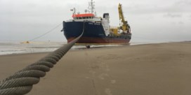 Reusachtig schip gestrand op strand Bredene