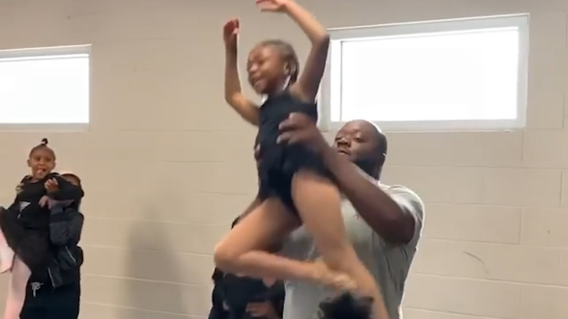 Video van vaders en dochters die samen ballet dansen gaat viraal - De Standaard