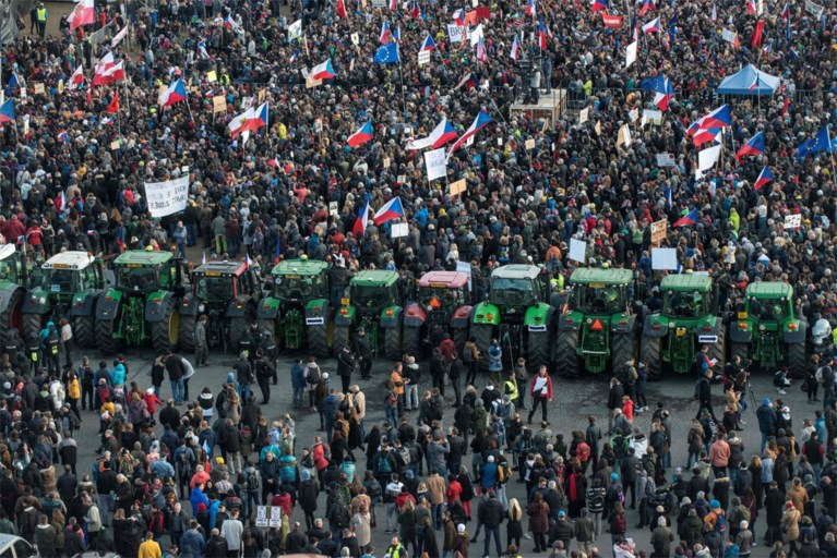 Ongeveer 250.000 manifestanten eisen in Praag ontslag van Tsjechische premier