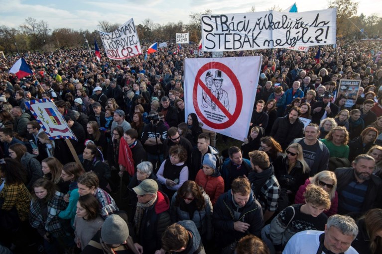 Ongeveer 250.000 manifestanten eisen in Praag ontslag van Tsjechische premier