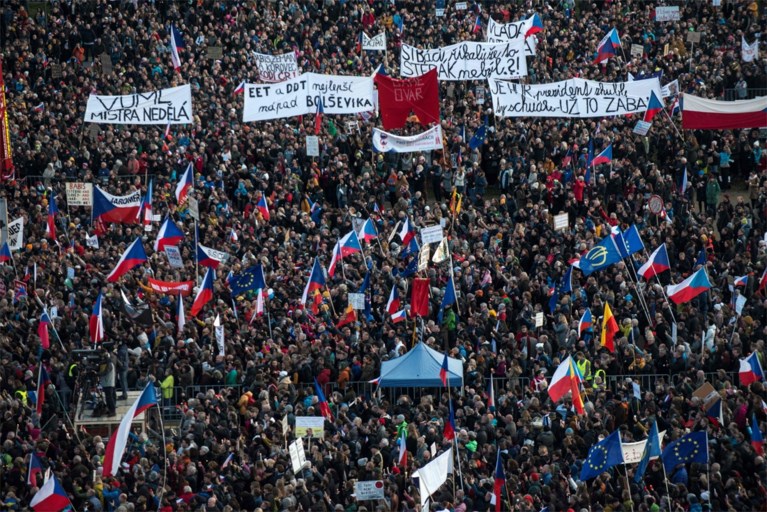 Ongeveer 250.000 manifestanten eisen in Praag ontslag van Tsjechische premier