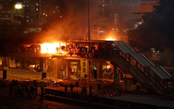 Pijlen, katapulten en molotovcocktails:  protesten in Hongkong draaien uit op geweld