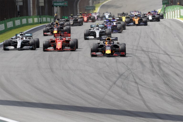 Max Verstappen wint spectaculaire GP van Brazilië: Ferrari’s rijden elkaar uit de race, verrassende namen op podium