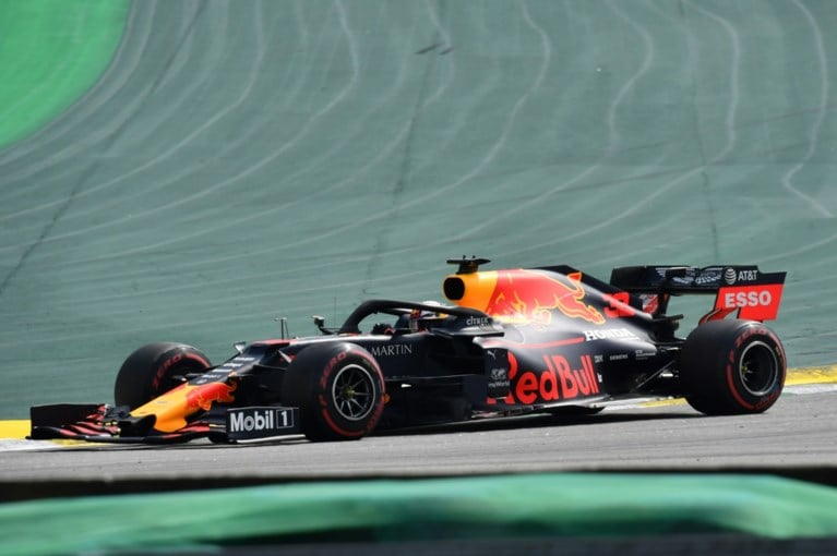 Max Verstappen wint spectaculaire GP van Brazilië: Ferrari’s rijden elkaar uit de race, verrassende namen op podium