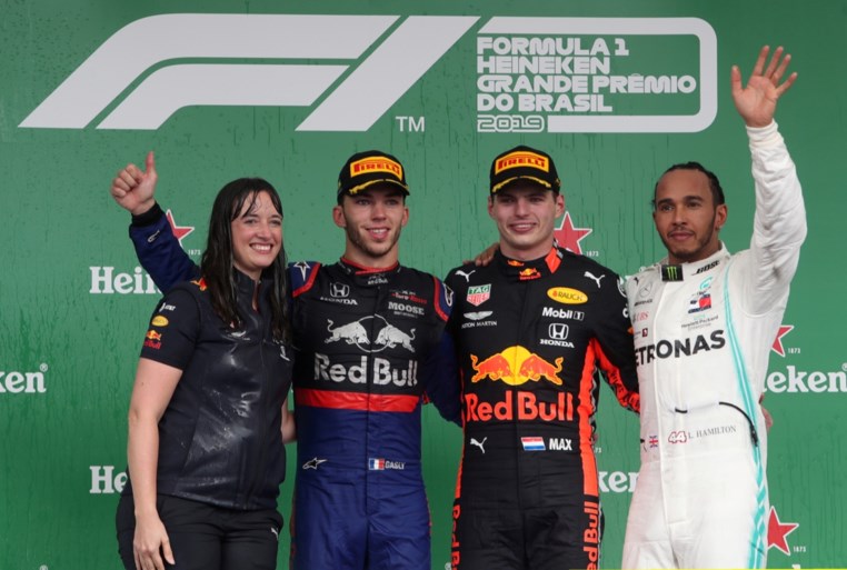Max Verstappen wint spectaculaire GP van Brazilië: Ferrari’s rijden elkaar uit de race, verrassende namen op podium