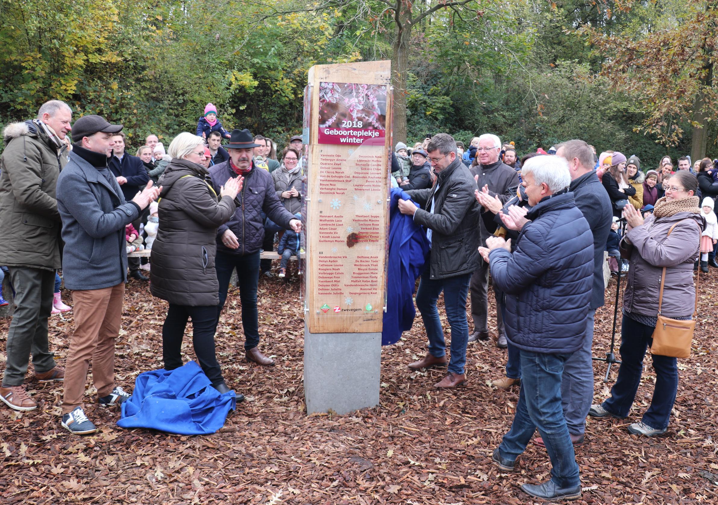 Vierde geboorteplekje van groot-Zwevegem in Oliebergpark ingewijd - De Standaard