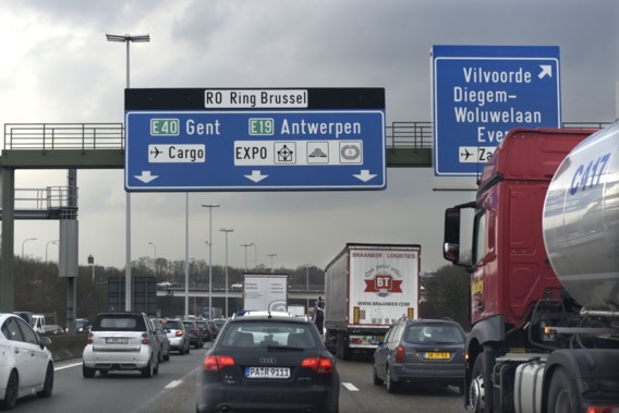 Gekantelde vrachtwagen Brusselse Ring: rijbaan vrijgemaakt