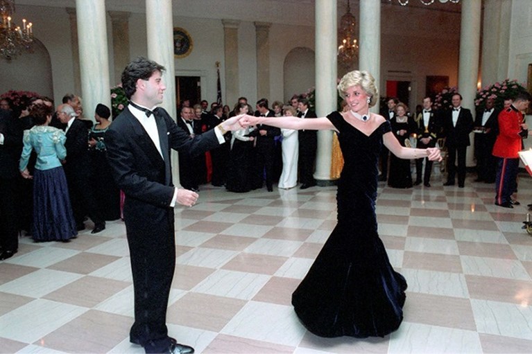 Iconische jurk van prinses Diana moet 410.000 euro opbrengen
