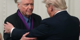 Trump reikt National Medal of Arts uit aan de vader van Angelina Jolie, “legende” en supporter Jon Voight