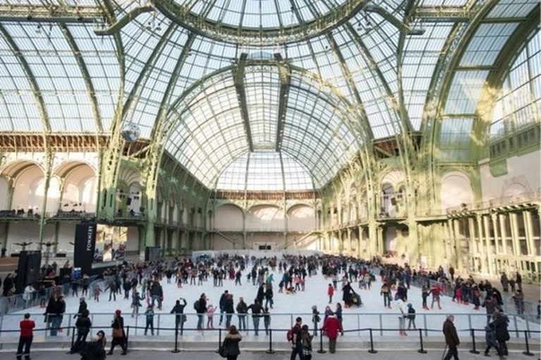 Schaatsen kan ook op dak van Galeries Lafayette