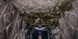 Waaghalzen springen in eeuwenoude bron in India's 'Blauwe Stad'