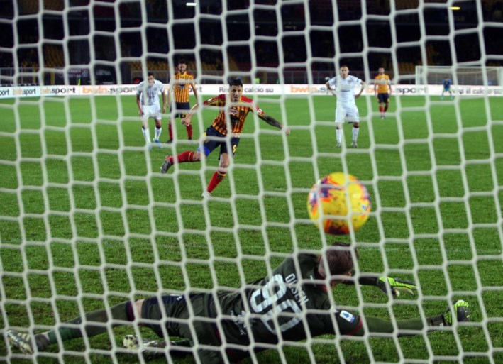 Radja Nainggolan scoort alweer met afstandsschot, maar Cagliari geeft zege nog weg na dolle slotfase met drie rode kaarten