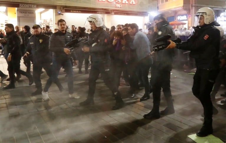 Politie treedt hardhandig op tijdens protest tegen geweld op vrouwen in Istanbul
