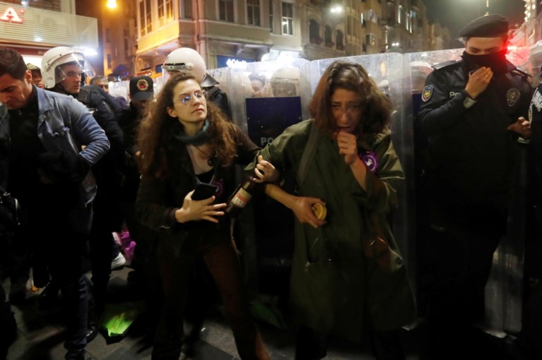 Politie treedt hardhandig op tijdens protest tegen geweld op vrouwen in Istanbul