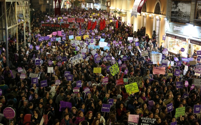 Politie treedt hardhandig op tijdens protest tegen geweld op vrouwen in Istanbul