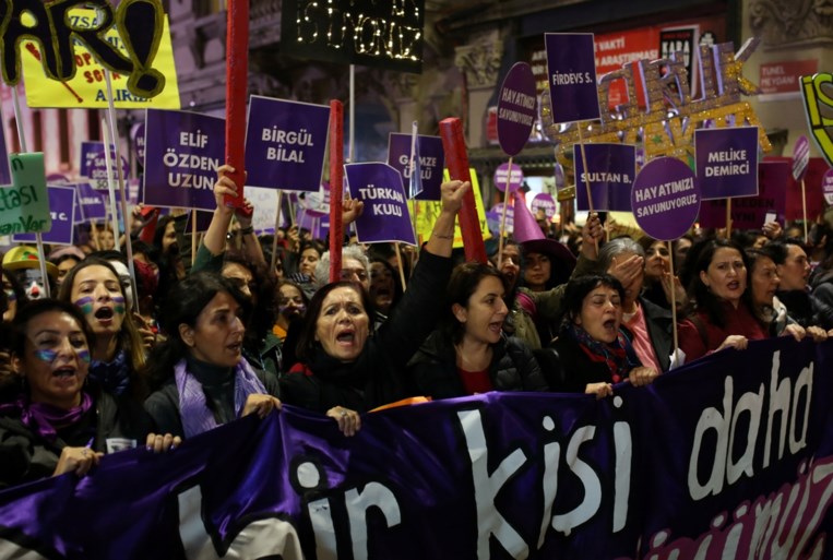 Politie treedt hardhandig op tijdens protest tegen geweld op vrouwen in Istanbul