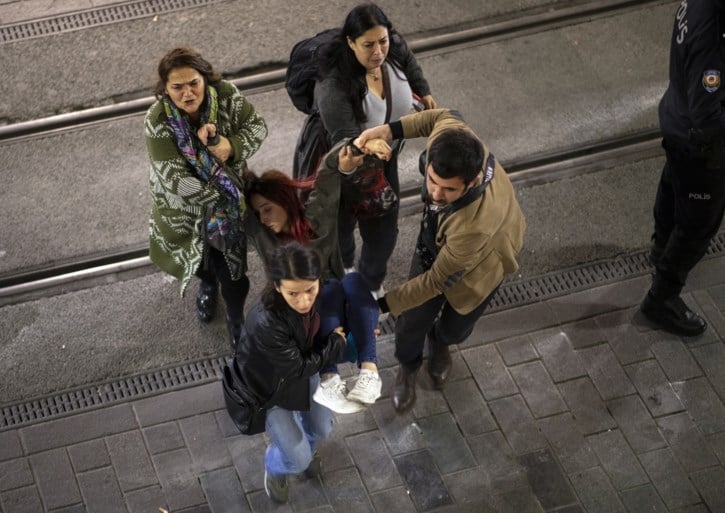 Politie treedt hardhandig op tijdens protest tegen geweld op vrouwen in Istanbul