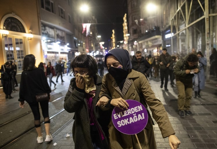 Politie treedt hardhandig op tijdens protest tegen geweld op vrouwen in Istanbul