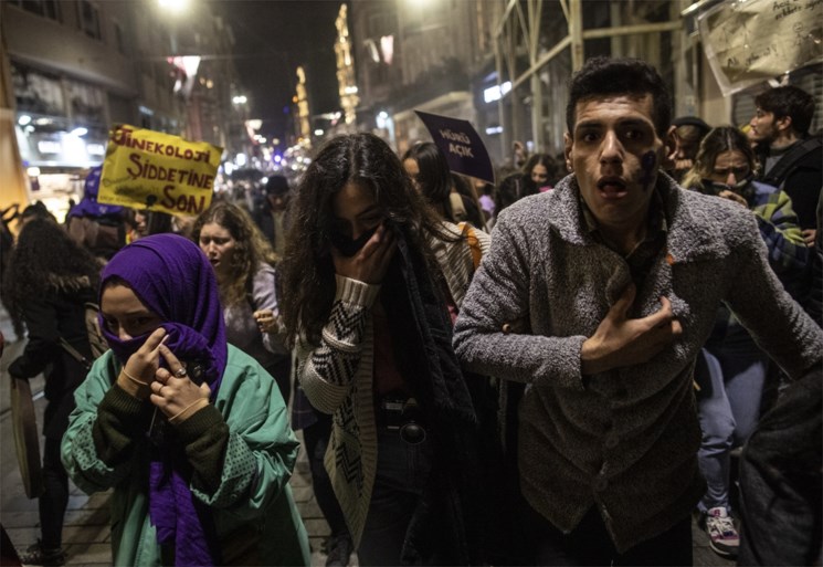 Politie treedt hardhandig op tijdens protest tegen geweld op vrouwen in Istanbul