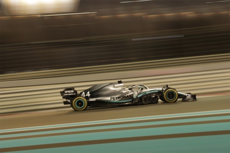 Lewis Hamilton sluit F1-seizoen op passende wijze af met nieuw record en simpele zege in Abu Dhabi