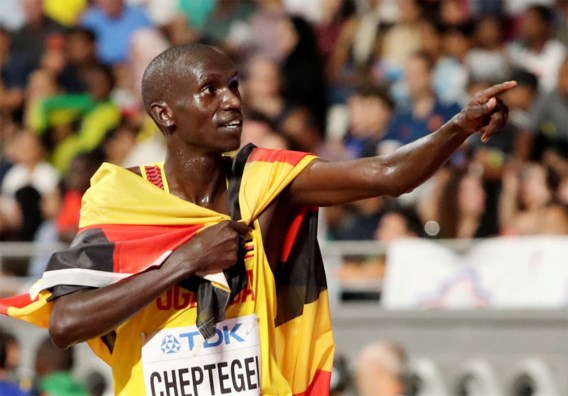 Oegandees Cheptegei snelt in Valencia naar wereldrecord op 10 kilometer