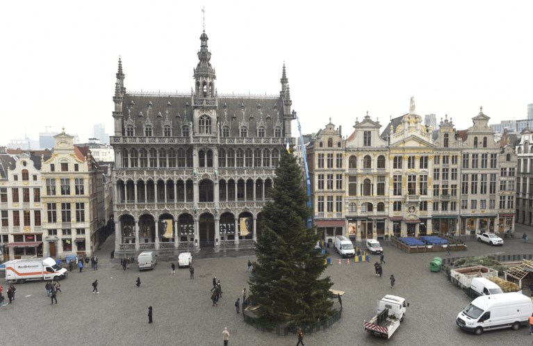 Kerstboom aangekomen op Grote Markt in Brussel