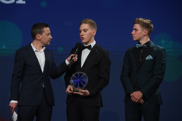 Remco Evenepoel wint Kristallen fiets: “Ik sta te trillen op mijn benen”