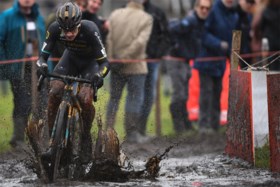 Quinten Hermans doet het à la Van der Poel en pakt uit met indrukwekkende solo in Essen, Zdenek Stybar maakt heroptreden