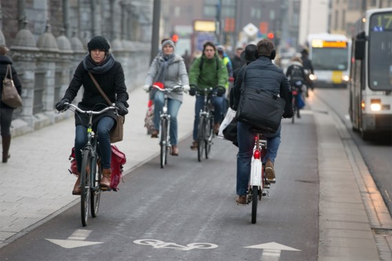 Antwerpen plaatst eerste waarschuwingsborden voor snelle fietsers: ‘Pas uw rijgedrag aan’