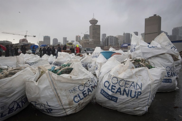 The Ocean Cleanup haalt voor eerst plastic aan land