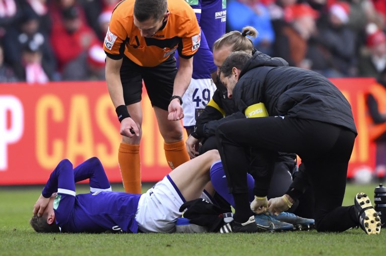 Pover Anderlecht sleept met tien man punt uit de brand tegen Standard, maar ziet Verschaeren uitvallen