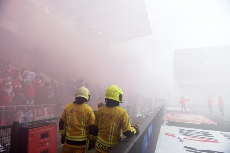 Eerste minuten van geladen Clasico gehuld in rook: fans van Standard en Anderlecht zorgen voor vuurwerk op Sclessin