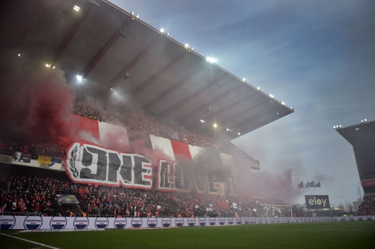Eerste minuten van geladen Clasico gehuld in rook: fans van Standard en Anderlecht zorgen voor vuurwerk op Sclessin