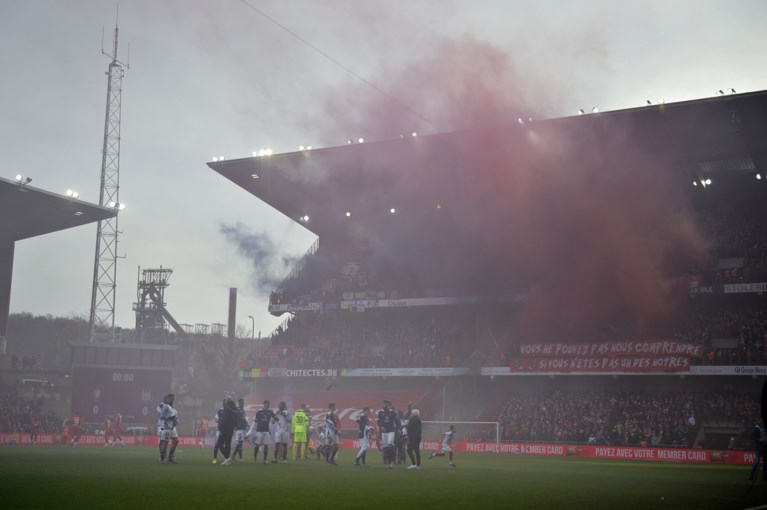 Eerste minuten van geladen Clasico gehuld in rook: fans van Standard en Anderlecht zorgen voor vuurwerk op Sclessin